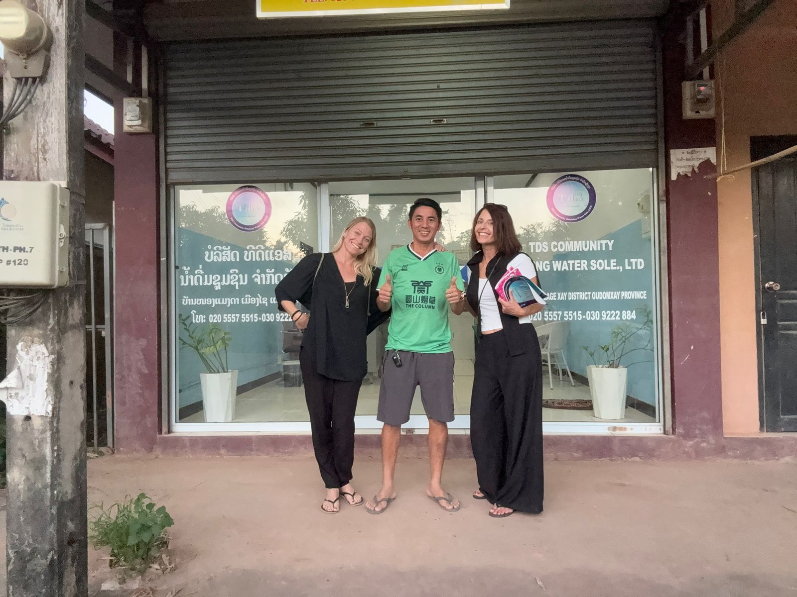 Devant le bureau de Terre des Sourires à Muang Xay, dans la province d'Oudomxay, au Laos.
