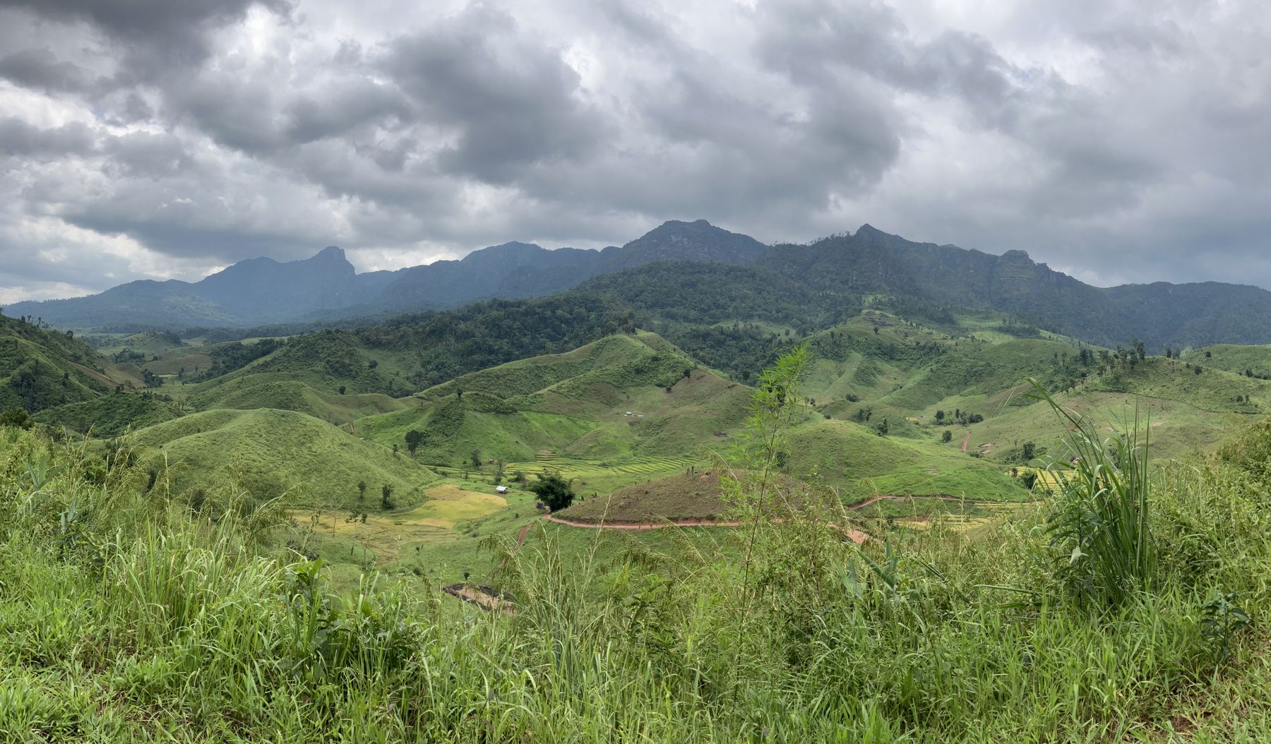 Paysage vallonné de la province d'Oudomxay, dans le nord du Laos